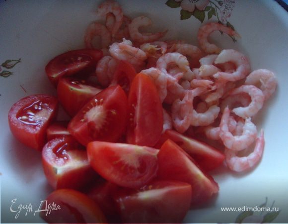 Креветки промыть в холодной проточной воде и очистить, помидоры черри нарезать на четверти.
