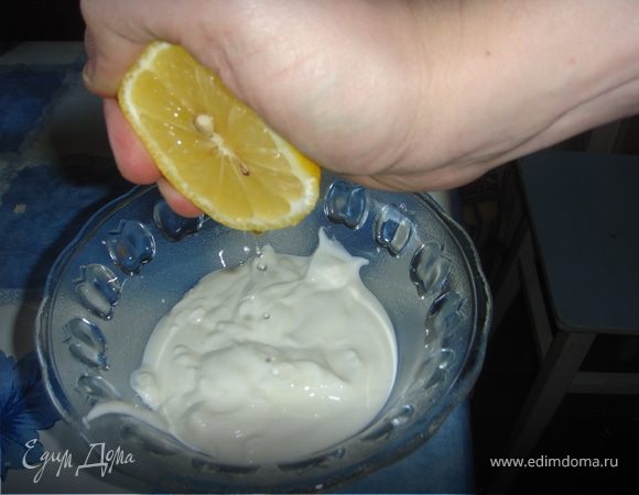 Раздавить чеснок, выжать из лимона сок.
Смешать для соуса натуральный йогурт, 2 с половиной столовых ложки лимонного сока, чеснок и кайенский перец. Добавить 1/2 чайной ложки соли и тщательно перемешать. Выдержать под крышкой при комнатной температуре 30 минут.