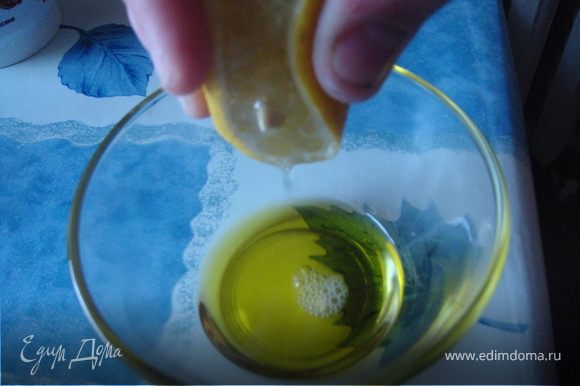 Смешать оливковое масло с 2 столовыми ложками лимонного сока. Полить этой смесью очищенные креветки, посыпать солью, тщательно перемешать и оставить на несколько минут.