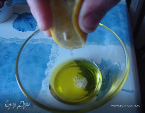 Смешать оливковое масло с 2 столовыми ложками лимонного сока. Полить этой смесью очищенные креветки, посыпать солью, тщательно перемешать и оставить на несколько минут.