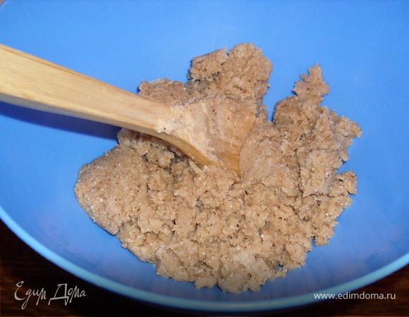 Вскипятить в кастрюльке воду с масло и с солью,бросить всю муку,уменьшить огонь и быстро за 1 минуту всё перемешать деревяной ложкой,тесто сразу начинает отставать от стенок кастрюли.Переложить тесто в миску.Остудить минут 10.
