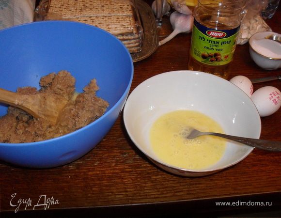 По одному взбитому яйцу ввести в тесто той же деревяной ложкой
