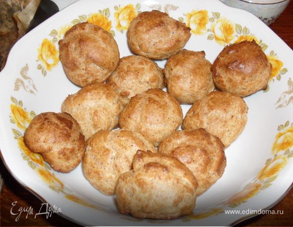 В разогретую духовку 200 градусов поставить протвинь на среднюю линию духовки на программу верх-низ.Печь 5 минут при 190 градусов,уменьшить до 170 и продолжать печь 20-25 минут.Когда духовка отключится,оставить в ней булочки на 5-10 минут.Выложить булочки на красивое блюдо и накрыть их полотенцем,чтоб не высыхали.
