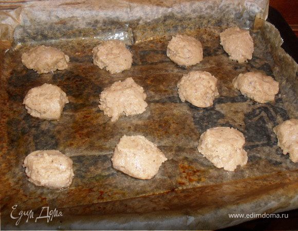 Туже бумагу снова смазать маслом и выложить булочки,каждый раз мокрой ложкой.
