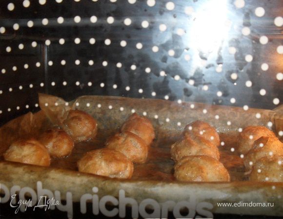 Духовку открывать запрещенно,можно заглядывать через стекло.
