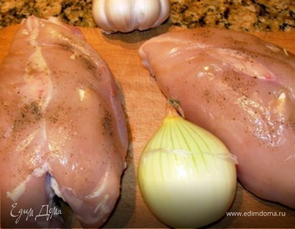 Промытые и очищенные от шкурки грудки, шпигуем двумя-тремя мелко порезанными зубчиками чеснока, чуть натираем солью со всех сторон и слегка перчим.