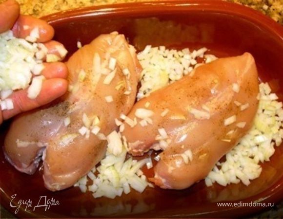 Для запекания грудок в духовке я беру посуду с высокими бортами – сковородку, сотейник или вот такую глиняную форму, как у меня. Ниже вы поймете, почему. Посуду смазываем изнутри каким-нибудь растительным маслом, укладываем в нее грудки, а свободное пространство засыпаем мелко измельченным луком.