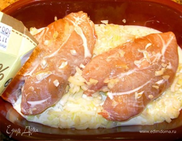 Вливаем граммов 100  нежирных сливок так, чтобы сливки немного покрыли лук.
Поскольку мы ведем речь о гамме вкусов, которыми гипотетически должна напитаться наша грудка, выжимаем на сливки один лимон.