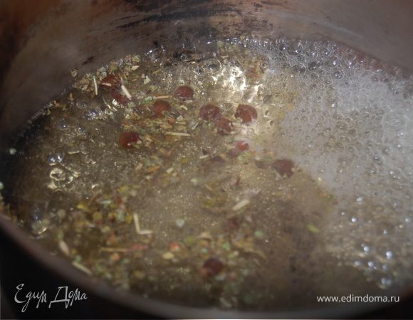 Поставьте на огонь небольшую кастрюлю, в нее положите смесь «Прованские травы», 2 гвоздики, несколько горошин душистого перца и (когда все это закипит), добавьте соль, 1 ч. л. и прокипятите 3 минуты.