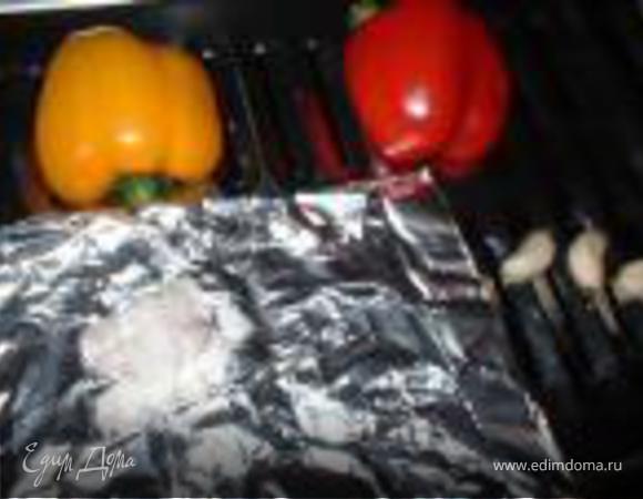 Красный и желтый перец, чеснок и шалот запечь в духовке используя гриль около 5-10 минут. Очистить перец от кожицы. Перец, шалот и чеснок тонко нарезать. Добавить сок 1/2 лимона и смешать с авокадо и красным луком. 
 