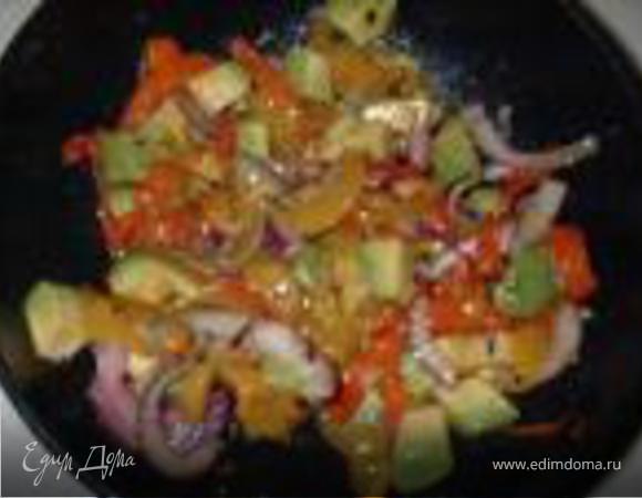 Сервировка. 
На тарелку выложить "постель" из зелени. Свернуть огурец в цилиндр и установить в центре тарелки. Наполнить цилиндр сначала крабовой начинкой, сверху печеными овощами.