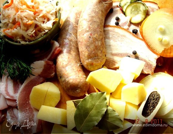 Кислую капусту промыть и обжарить с луком и морковью(если капуста с морковью,то дополнительно морковь можно не добавлять).Обжарить по отдельности колбаски,бекон и корейку,порезанную на куски.Картофель очистить и крупно порезать.В большую жаровню сложить картофель,капусту с луком и морковью,специи,посолить-поперчить и залить бульоном и,по желанию,вином.Довести до кипения и тушить на маленьком огне под крышкой ок.30 мин.Затем добавить мясо,бекон,порезанные колбаски и тушить ещё мин.20-30.Подавать с солениями,укропом,зелёным луком и свежим ржаным хлебом.Приятного аппетита!