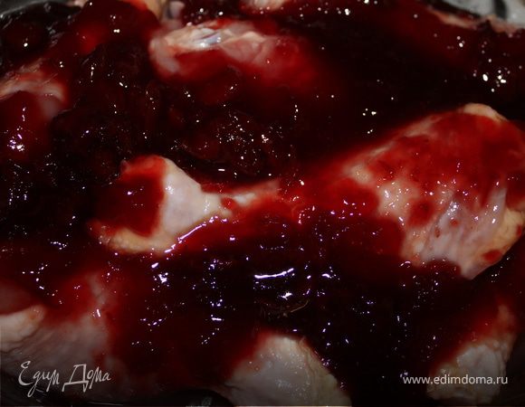 В казан выложить курицу, щепотка соли, налить воды так, чтобы покрывала половину мяса и сверху выложить варенье. Есть есть вишни - посыпать (я на глаз все делаю). Тушить 1,5 - 2 часа.