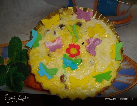 берем творог добавляем белок затем масло сметану, сахар - по вкусу додайом изюм . Перемешать массу. Выкладываем в специальные формочки для запекания.
Сверху желтком помазать плесканку. И кладем в печь или в духовку. Запекать так чтобы немного прирумянилася плесканка сверху. 
Следим чтобы не потекла.
готову плесканку оформляем по желанию