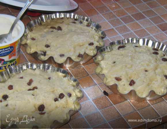 3. Тесто разложить по формам,предварительно смазанных раст.маслом, на 0,5 объёма, дать подняться.