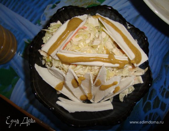 капусту порезать посолить оставить на пару минут
  порезать лук крабовые палочки 1 шт оставить чтобы украсить наш салат добавить горчицу для вкусу посолить поперчить перемешать выложить в салатницу украсить крабовой палочкой в виде домика полить немножко горчицей