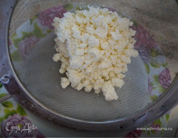 Протереть творог через сито.