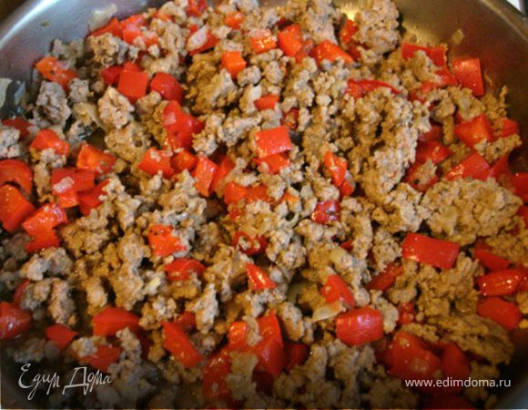 На сковороде обжариваем фарш. Добавляем мелко нарезанный лук и сладкий перец, продолжаем обжаривать до испарения жидкости. Солим. Перчим. Посыпаем смесью трав.