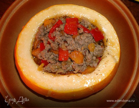 Тем временем срезаем с тыквы «шапочку» с плодоножкой, ложкой выбираем сердцевину с семенами. Получилась очень удобная емкость для запекания! Удобно, чтобы тыква была небольшая – на 2-4 порции, еще лучше – маленькие порционные тыквы как индивидуальные горшочки для запекания. И в духовку ставить удобно и на стол подавать красиво.