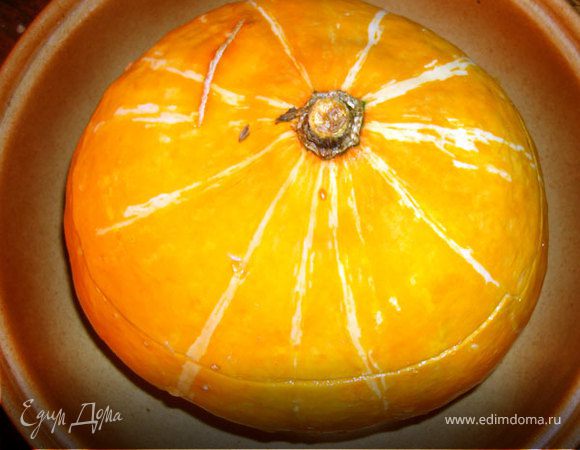 Сыр натираем на крупной терке.
Заполняем тыкву подготовленной начинкой. А дальше… варианты: можно просто закрыть «шапочкой»-крышечкой,  