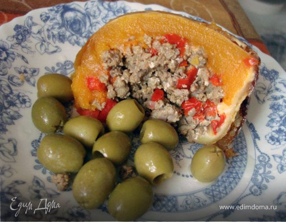 Разрезаем и раскладываем по тарелкам.
Блюдо самодостаточно, но можно и гарнировать маринованными овощами по вкусу. Мне оливки приглянулись.