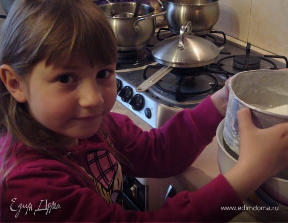 Тесто для коржа:
Раствори дрожжи в 5 ложках тёплой воды+сахар+2 ст.л.муки и перемешай.
Оставь на 10 мин.Добавь остальную муку+соль+200 мл. тёплой воды+масло и замеси тесто.Оставь на 1 час.

(это моя племянница Елизавета-ей недавно исполнилось 7 лет,но уже проявляет интерес к кухне...,