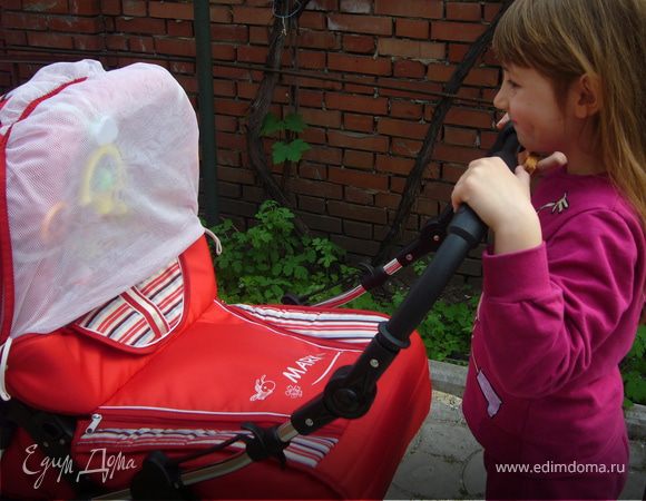 Пока я готовила дальше пиццу Елизавета укачивала мою малышку,ей только 5 месяцев с хвостиком.