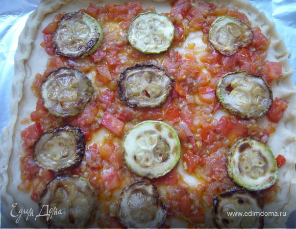 Тесто раскатать,выложи соус из помидор,лука,и орегано,сверху обжаренные цукини и в разогретую духовку на 15-20 мин(темп. 180 г.)затем вытащи и посыпь тёртым сыром.