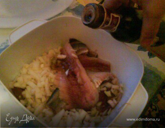 Свеклу отварить до готовности. Картофель и морковь отварить до готовности. Затем овощи остудить, почистить. Лук мелко порезать. Филе селедки нарезать маленькими кусочками - затем лук и сельдь выложить в емкость и слегка приправить бальзамическим уксусом и дать настояться. Если вы берете целую селедку, то ее надо освободить от костей, филе мелко нарезать.