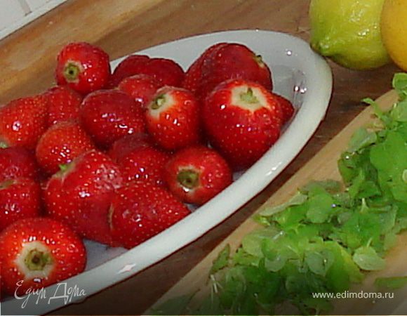 Клубнику,мяту моем,обсушиваем.Делаем пюре из клубники,листиков мяты,лимонного сока,сахара.Ставим в морозилку на 2 часа.Каждые 15 мин хорошо перемшиваем наше пюре.