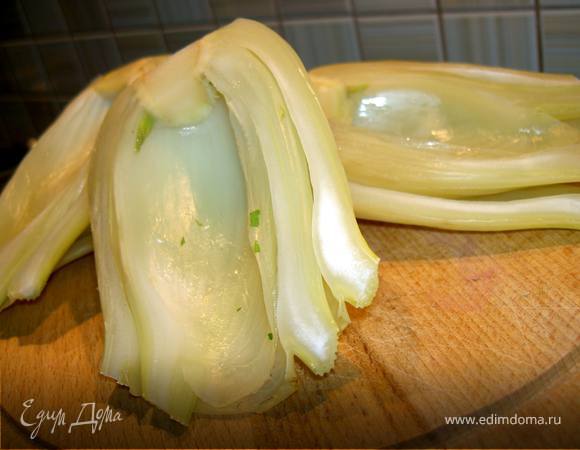 Пропустим курицу через мясорубку(можно и блендером измельчить, но по мне луче мясорубка), добавим к ней мяту и мускатный орех. Из половинок фенхеля вынем внутренние листочки, чтобы уместить 1 ст. л. куриного фарша.