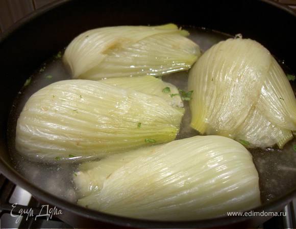 В форму для запекания наливаем стакан бульона с 1 ст. л. сливочного масла. Нафаршированный фенхель уложим срезом вниз.