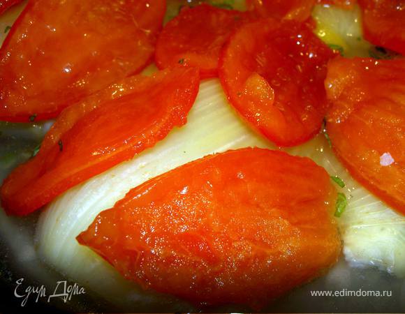 Помидоры разрежем на 4 части и очистим от семян. Вывернем мякотью наружу и разложим на фенхель (добавим красных чешуеек).