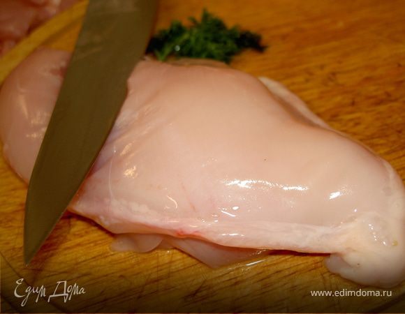 Куриное филе положим в кипящий фенхельный бульон и проварим  один час. Бульон сохраняем.