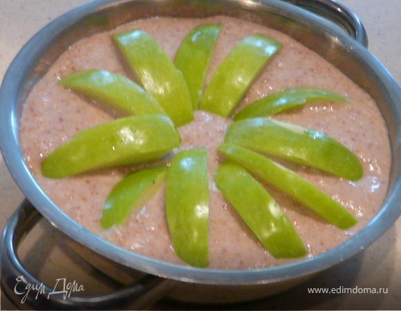 Смазать маслом небольшую форму, вылить тесто в нее и вдавить кусочки яблок. Печь ок. 35 минут, не больше. Подавать. Вкусно и теплым и холодным