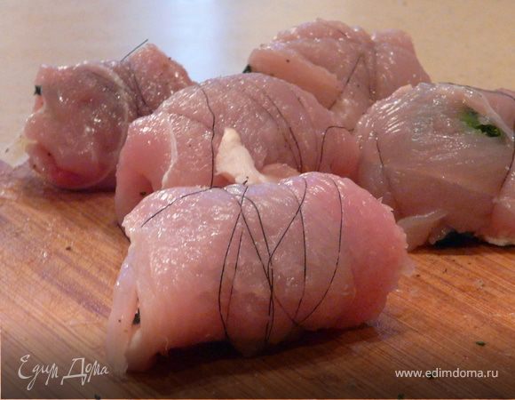 Нарезать пластинами мясо, положить в середину прошутто, курагу (нарезать), немного шпината, сыр, завернуть и закрепить зубочистками или нитью. Поджарить по несколько минут на оливковом масле, добавить лимонный сок и бульон, готовить около 20 минут. 