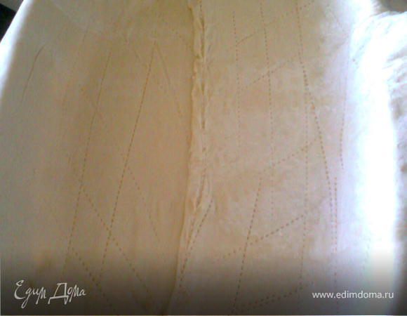 Тесто заранее достать из морозилки.
Форму выстелить тестом,так чтобы были бортики.