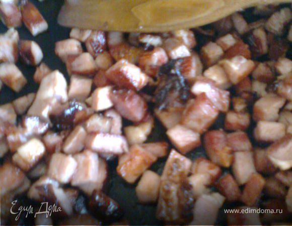 Овощи до полу-готовности отварить.Мясо,лук нарезать кубиками и обжарить.