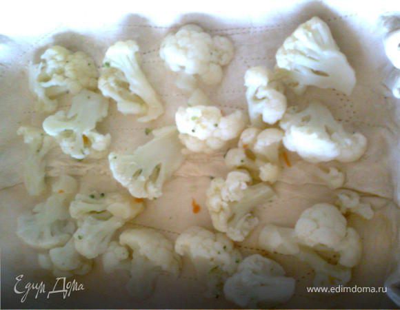 На тесто выложить половину овощей.