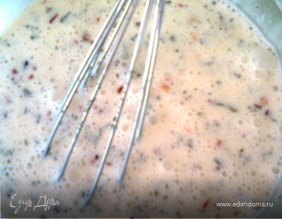 Сметану выложить в миску,добавить приправы,яйца(один желток оставляем для смазки теста),все взбиваем.