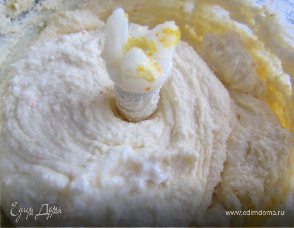  Творог, сахар + ванильный сахар, сметану и цедру апельсина взбить.

