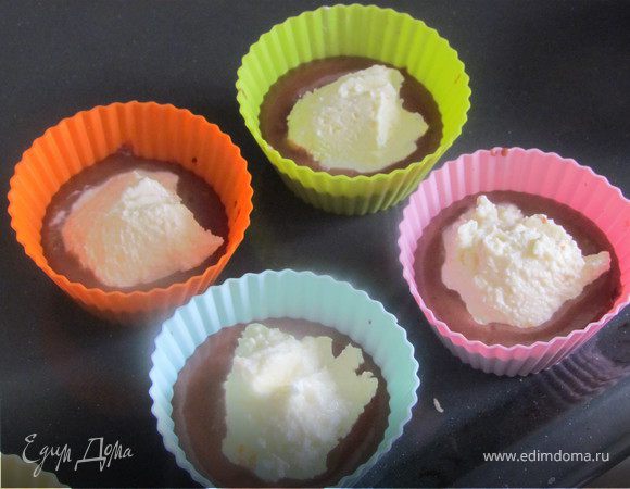 Смешать муку, разрыхлитель и какао. Отдельно взбить яйцо с сахаром, растительным маслом, кефиром. Влить в сухие ингредиенты и хорошо перемешать.

В формочки выкладывать сначала по столовой ложке шоколадного теста, потом по чайной ложке творога..... 