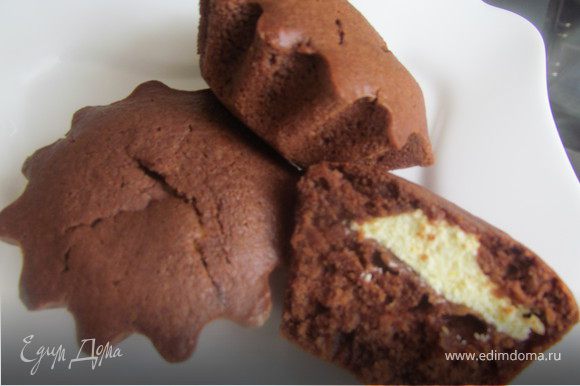 Выпекать 25 минут при 180С. Готовые кексы украсить растопленным шоколадом и присыпать сахарной пудрой! А вообще они и так вкусные :))))))))