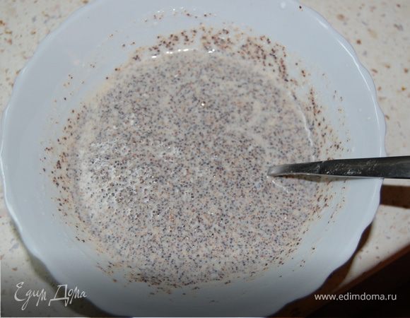 Мак растолочь в ступке. Сливки с сахаром довести до кипения, залить мак и отставить в сторону.