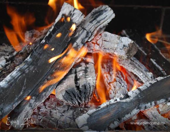 Разжигаем огонь, готовим угли для гриля