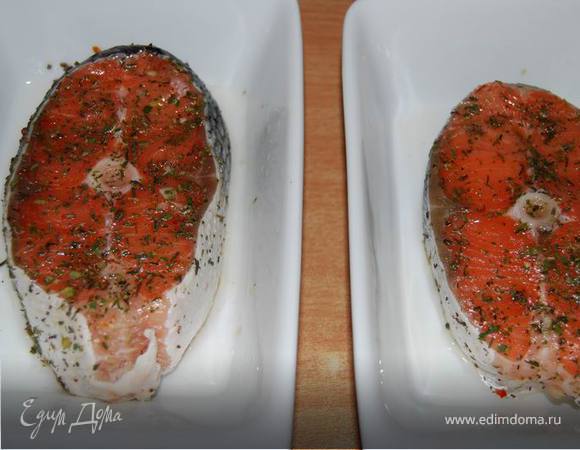 Пока угли готовятся, приготовим стейки форели(семги),замариновав их в смеси оливкового масла и прованских трав