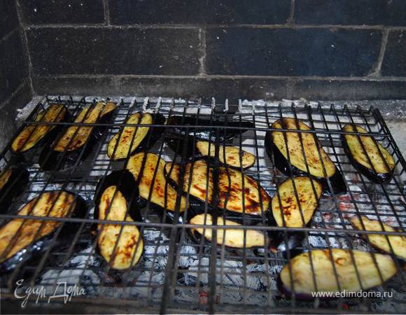 Замаринованные (от 2-х до 24 часов) баклажаны (оливковое масло,морская соль, пряные травы) запекаем на гриле по 2-3 минуты с каждой стороны.