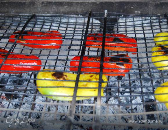 Паприку грилим чуть подольше - по 4-5 минут.