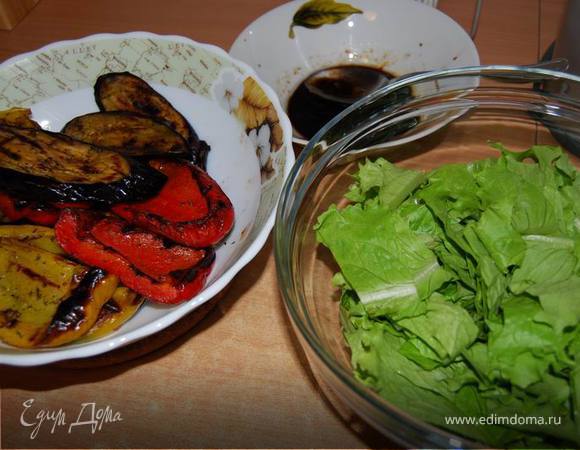 Овощи заправим смесью оливкового масла,лимонного сока,соевого и сладкого соуса (у меня был греческий сладкий соус SinSin) и оставим минут на 20-30. В это время отправим в духовку или на гриль рыбные стейки.