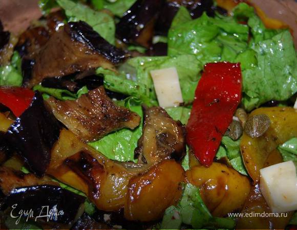  Нарежем крупно листья салата, кубиками сыр. Затем добавим сюда крупно нарезанные маринованные овощи,каперсы,заправим оставшимся от маринования соусом,добавим при необходимости по вкусу сок лимона,соль,масло.